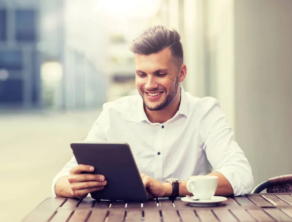 Hombre con PC tableta y café en la cafetería de la ciudad — Foto de Stock