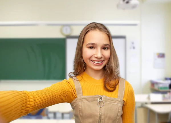 Glückliche Schülerin macht Selfie in der Schule — Stockfoto