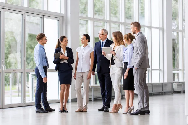 Zakenmensen met tablet pc op kantoor — Stockfoto