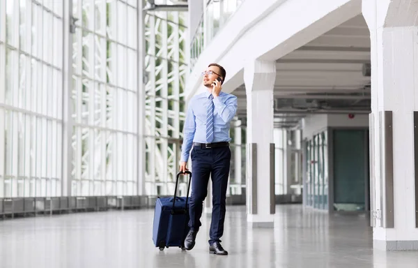 Seyahat çantalı iş adamı akıllı telefondan arıyor. — Stok fotoğraf