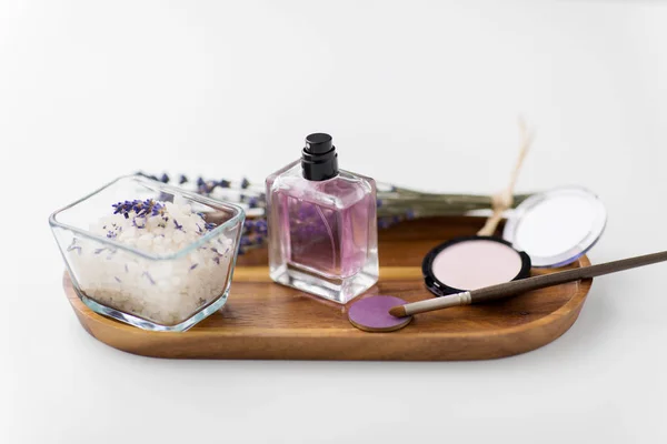 Sal marina, perfume y lavanda en bandeja de madera — Foto de Stock