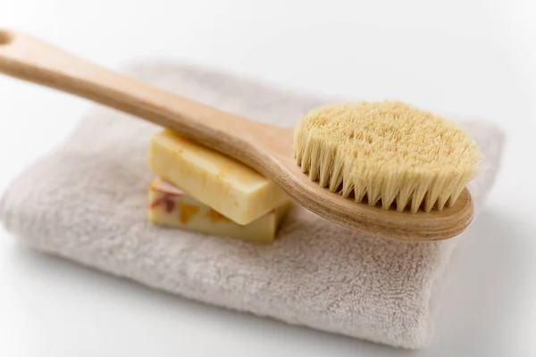 Saponette artigianali, spazzola naturale e telo da bagno — Foto Stock