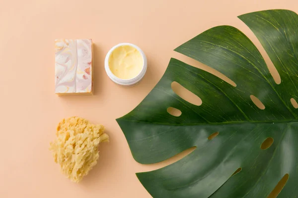 Sabão natural, esponja, manteiga corporal e monstera — Fotografia de Stock