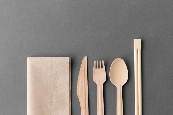 Dřevěná lžíce, vidlička, nůž a hůlky — Stock fotografie