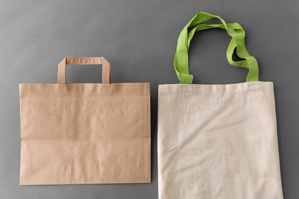 Saco de papel e tote reutilizável para compras de alimentos — Fotografia de Stock