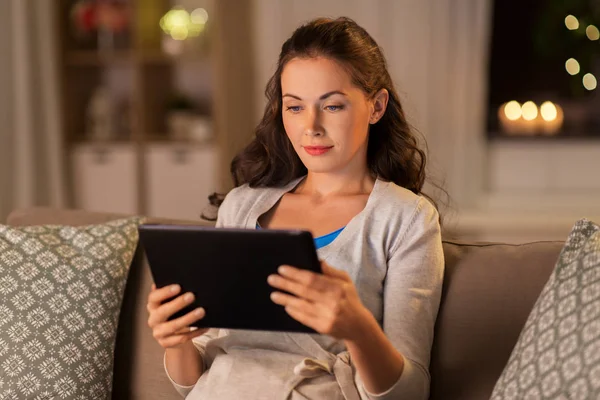 저녁에 태블릿 PC 를 집에 둔 행복 한 여성 — 스톡 사진