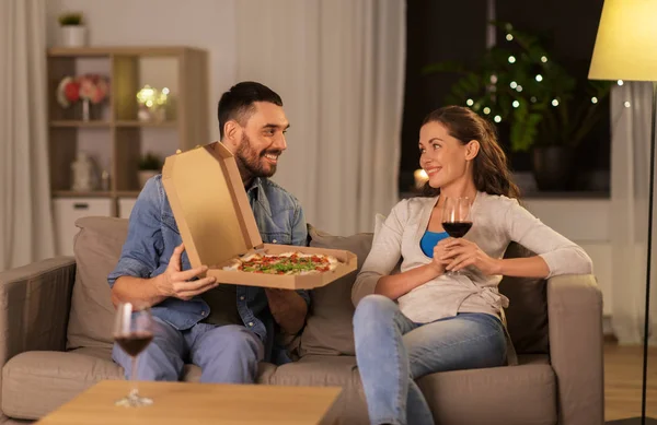 Boldog pár eszik elvitelre pizzát otthon — Stock Fotó
