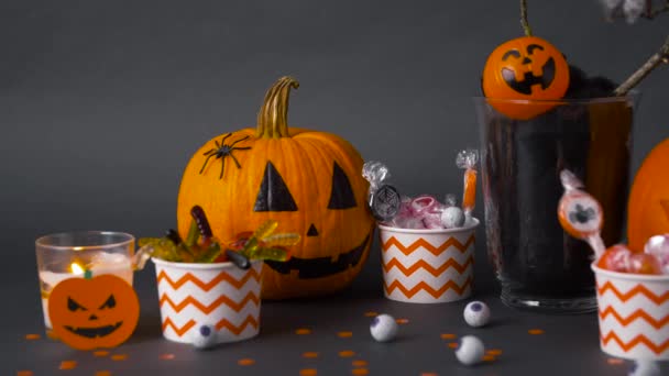 Pumpa, godis och halloween dekorationer — Stockvideo