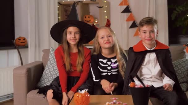 Crianças em trajes de Halloween se divertindo em casa — Vídeo de Stock