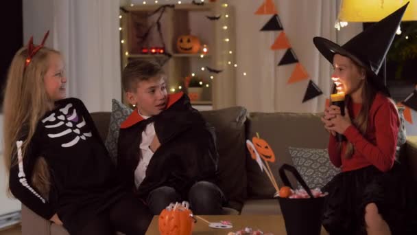 Niños en disfraces de Halloween jugando en casa — Vídeos de Stock