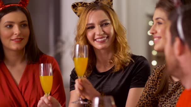 Cadılar Bayramı kostümlü mutlu arkadaşlar ev partisinde — Stok video