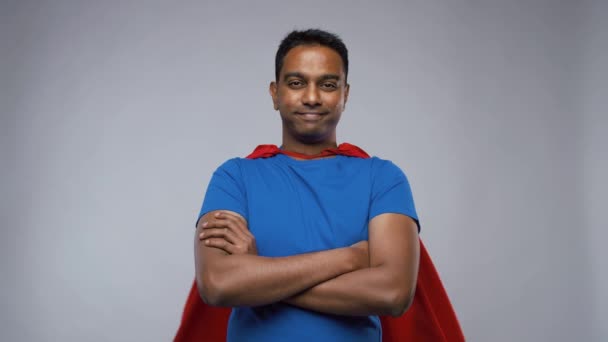 Индийский мужчина в плаще супергероя показывает большие пальцы вверх — стоковое видео