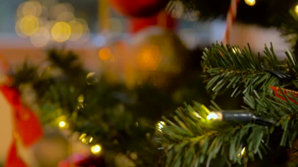 Árbol de Navidad artificial decorado con lazo rojo — Vídeos de Stock