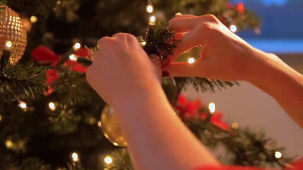 Mujer decorando árbol de navidad con bola — Vídeo de stock