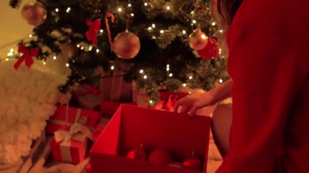Femme décoration arbre de Noël avec boule — Video