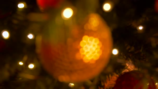 가문비나무에 걸려 있는 흐릿 한 크리스마스 공 장식 — 비디오