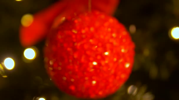 Θολή διακόσμηση χριστουγεννιάτικη μπάλα σε έλατο — Αρχείο Βίντεο