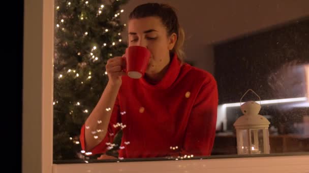 Mujer feliz bebiendo café en Navidad en casa — Vídeos de Stock
