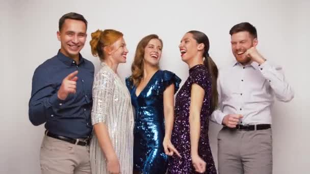 Счастливые друзья в праздничной одежде танцуют — стоковое видео