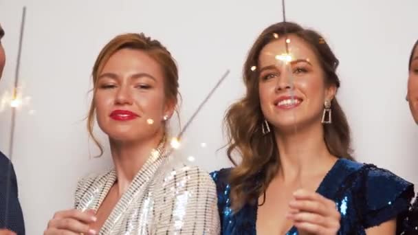 Amigos felizes com sparklers dançando na festa — Vídeo de Stock