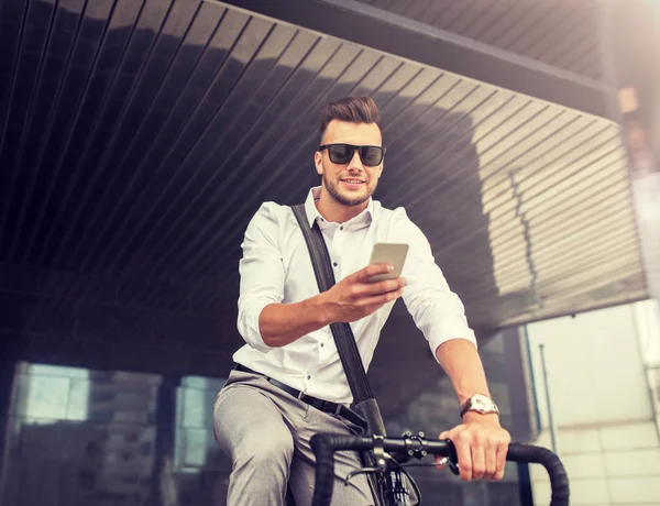 Homme avec vélo et smartphone dans la rue de la ville — Photo