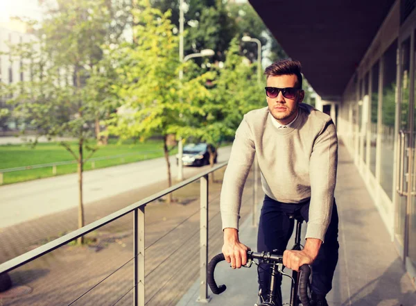 자전거를 타고 도시의 거리를 달리는 젊은이 — 스톡 사진