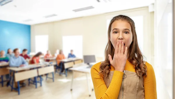 Estudante menina fechar a boca com a mão na escola — Fotografia de Stock