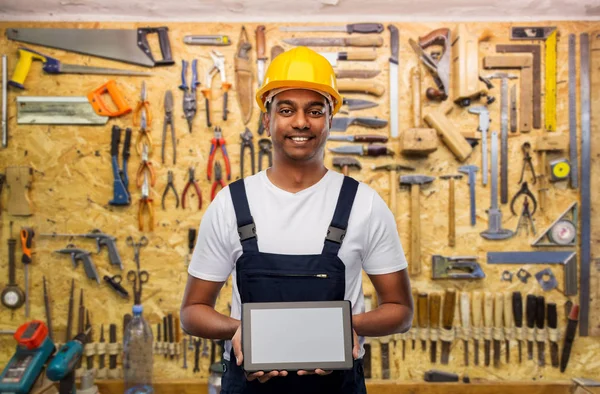 Glücklicher indischer Bauarbeiter im Helm mit Tablet-PC — Stockfoto