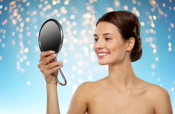 Hermosa joven mujer mirando al espejo —  Fotos de Stock