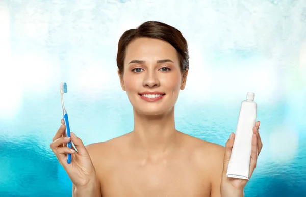 Lächelnde Frau mit Zahnbürste beim Zähneputzen — Stockfoto