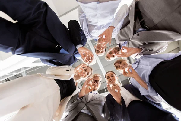 Affärs män som visar OK hand skylt på kontoret — Stockfoto