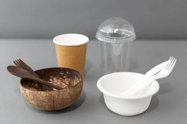 Eco friendly 및 plastic tableware 의닫기 — 스톡 사진