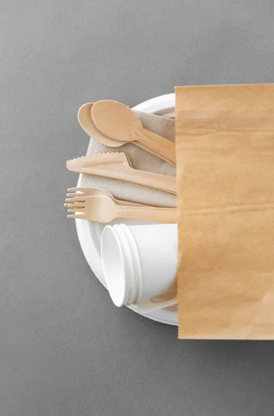 Sendok kayu, garpu dan pisau di piring kertas — Stok Foto