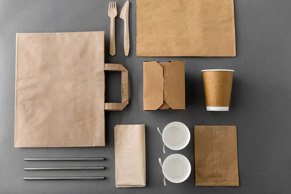 Одноразовая бумажная упаковка для еды на вынос — стоковое фото
