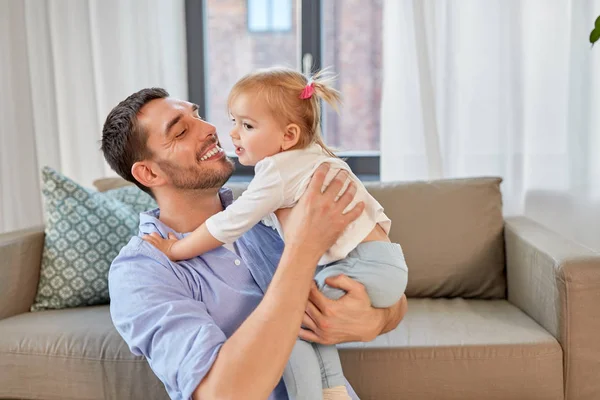 Padre con hijita en casa — Foto de Stock