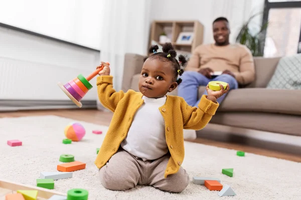 Menina africana brincando com blocos de brinquedo em casa — Fotografia de Stock