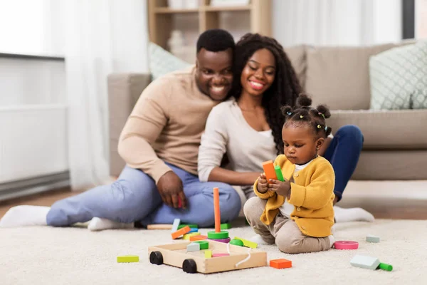 Afrikaanse familie spelen met baby dochter thuis — Stockfoto