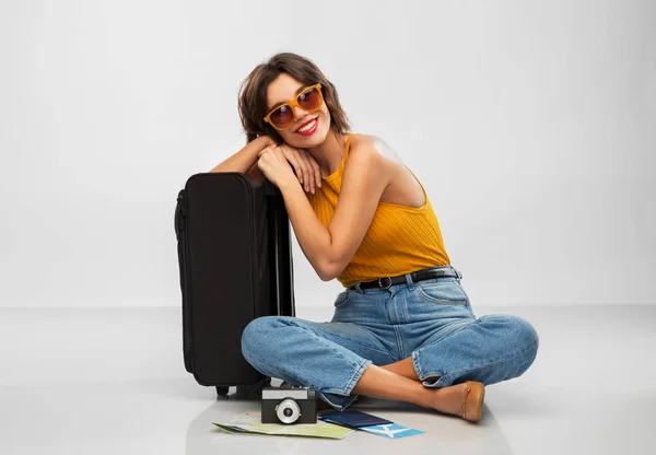 Mujer con bolsa de viaje, billete de avión, mapa y cámara —  Fotos de Stock