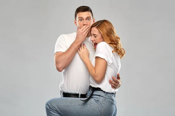 Casal assustado em camisetas brancas — Fotografia de Stock