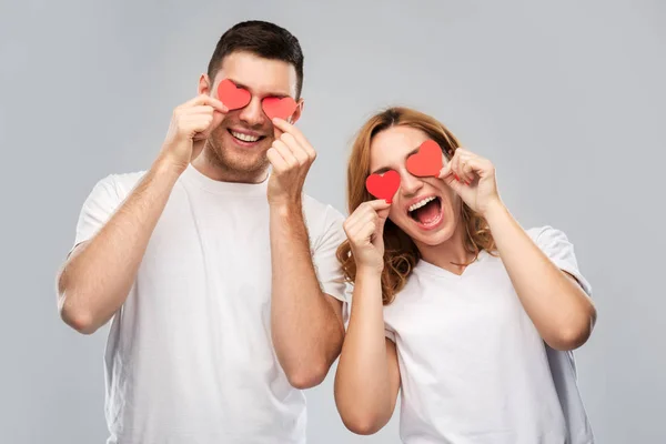 Feliz pareja con corazones rojos en lugar de ojos — Foto de Stock