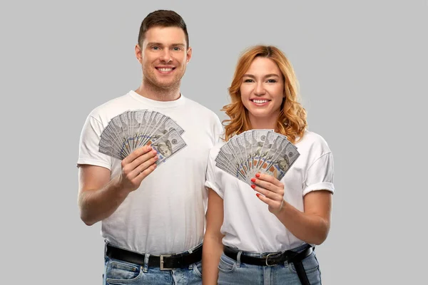 Casal feliz em camisetas brancas com dinheiro dólar — Fotografia de Stock