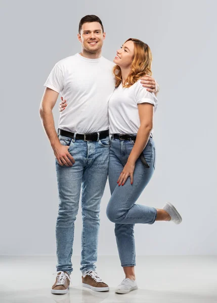 Portret van gelukkig koppel in witte t-shirts — Stockfoto