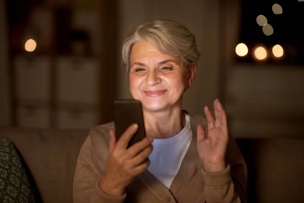 Mulher velha feliz com smartphone ter chamada de vídeo — Fotografia de Stock