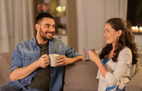 Feliz pareja bebiendo té o café en casa — Foto de Stock