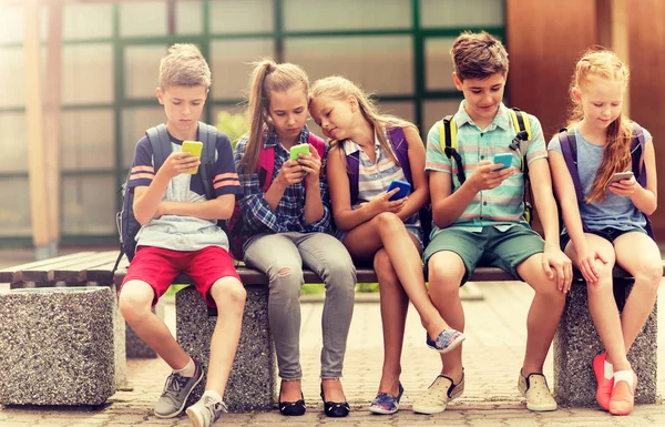 Estudiantes de primaria con smartphones —  Fotos de Stock