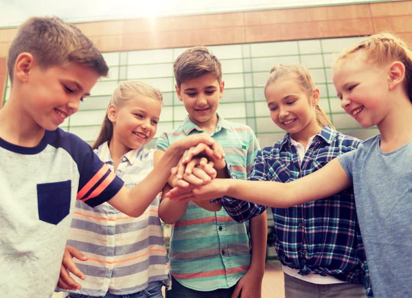 Grupo de estudantes felizes do ensino fundamental — Fotografia de Stock