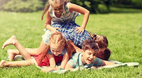 Crianças felizes brincando e se divertindo no parque de verão — Fotografia de Stock