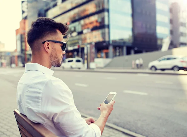 Primer plano del hombre mensajes de texto en el teléfono inteligente en la ciudad —  Fotos de Stock