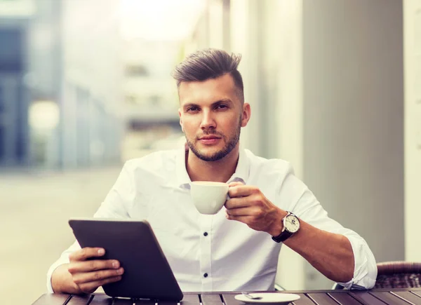 Hombre con PC tableta y café en la cafetería de la ciudad —  Fotos de Stock