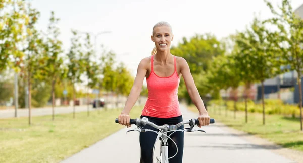 Boldog fiatal nő lovaglás kerékpár szabadban — Stock Fotó